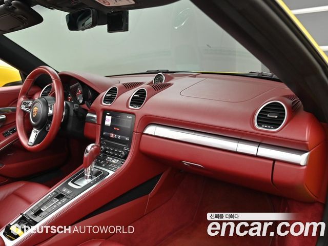 Porsche 718 — interior