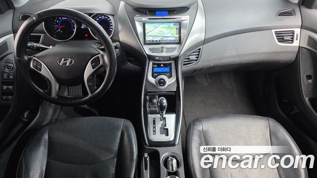 Hyundai Avante — interior