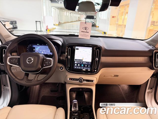 Volvo XC40 — interior