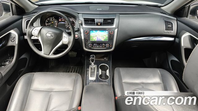 Nissan Altima — interior