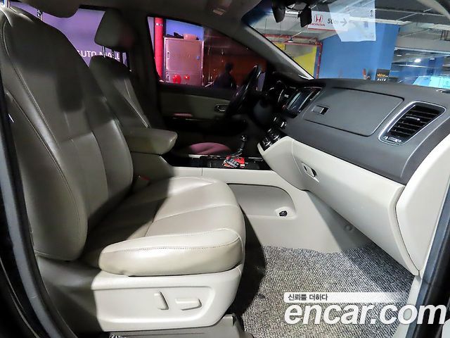 Kia Carnival — interior
