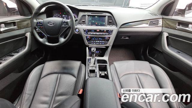 Hyundai Sonata — interior