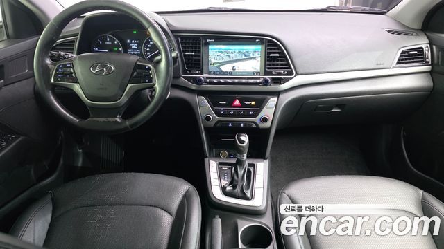 Hyundai Avante — interior