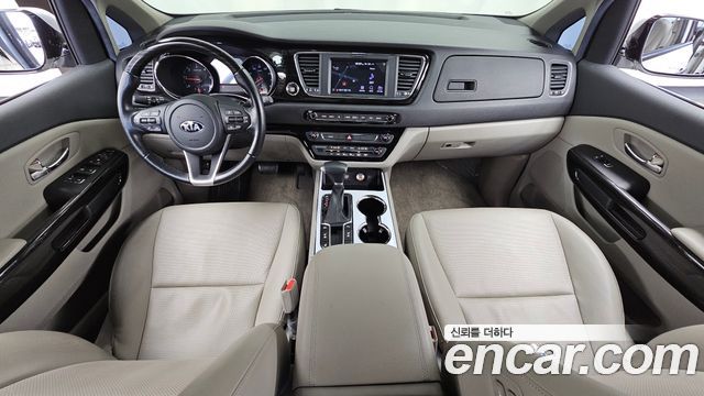 Kia Carnival — interior