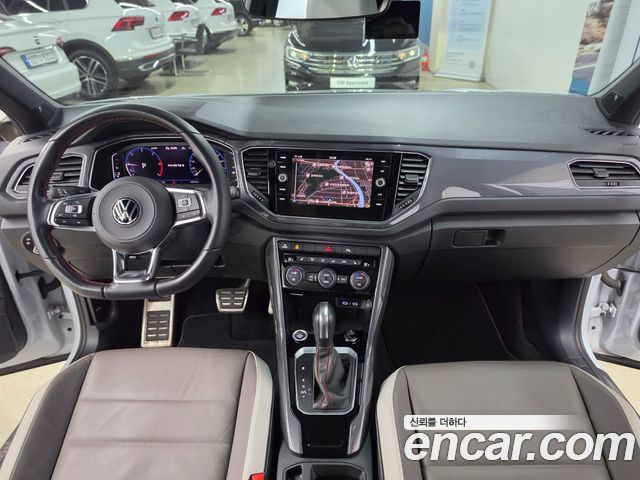 Volkswagen T-Roc — interior