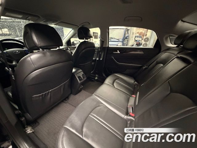 Hyundai Sonata — interior