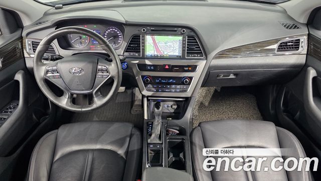 Hyundai Sonata — interior