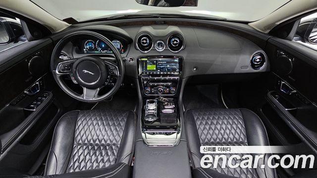 Jaguar XJ — interior