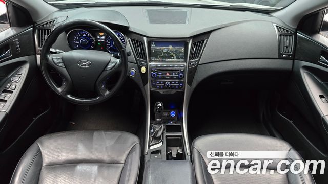 Hyundai Sonata — interior