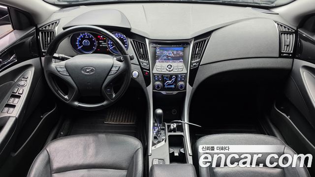 Hyundai Sonata — interior