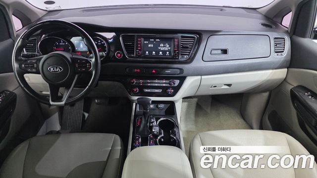 Kia Carnival — interior