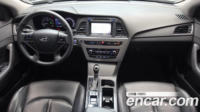 Hyundai Sonata — interior