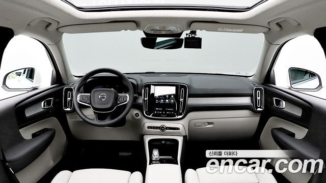 Volvo XC40 — interior