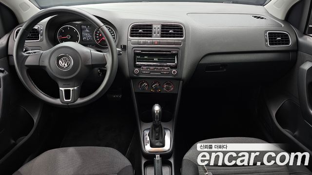 Volkswagen Polo — interior