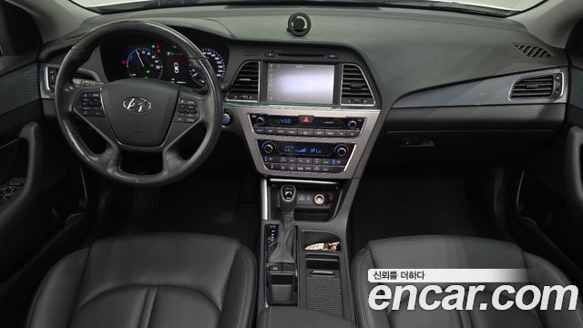 Hyundai Sonata — interior