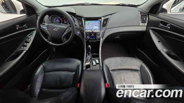 Hyundai Sonata — interior