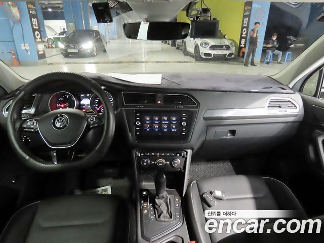 Volkswagen Tiguan — interior
