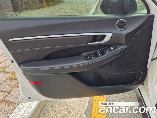 Hyundai Sonata — interior