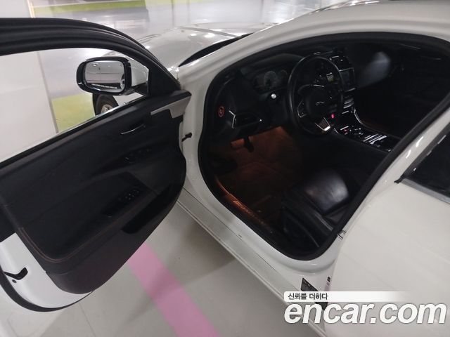 Jaguar XE — interior