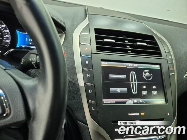 Lincoln MKZ — interior