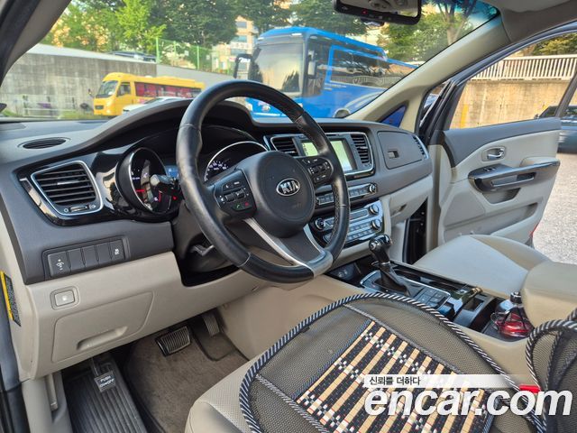 Kia Carnival — interior