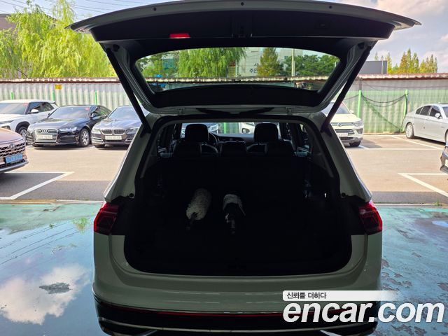 Volkswagen Tiguan — interior