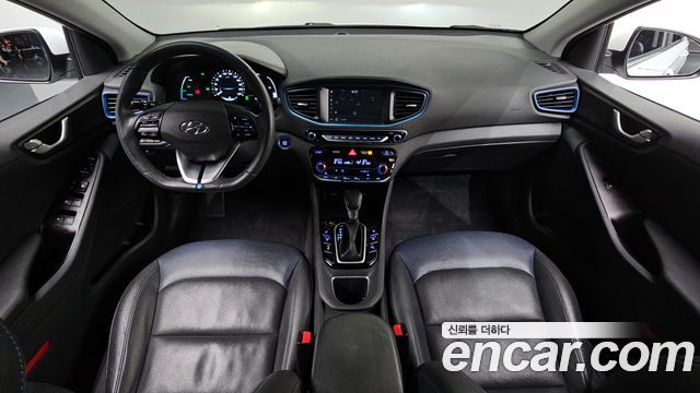 Hyundai Ioniq — interior
