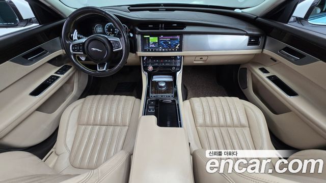 Jaguar XF — interior