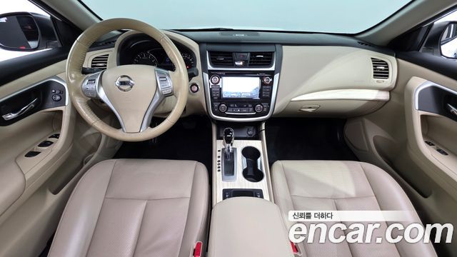 Nissan Altima — interior