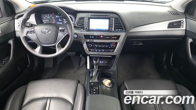 Hyundai Sonata — interior