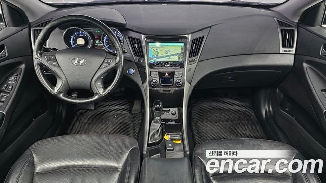 Hyundai Sonata — interior