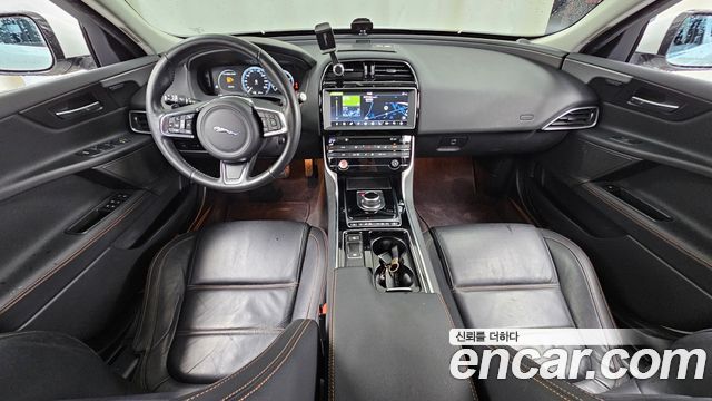 Jaguar XE — interior