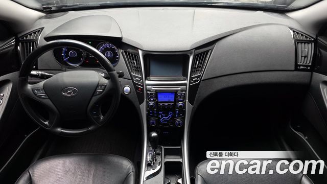 Hyundai Sonata — interior