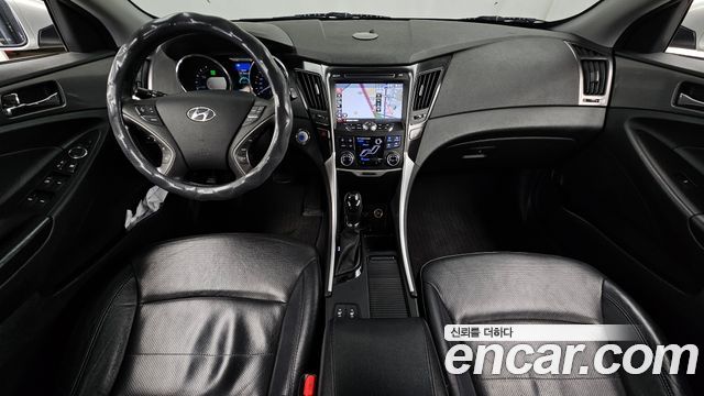 Hyundai Sonata — interior