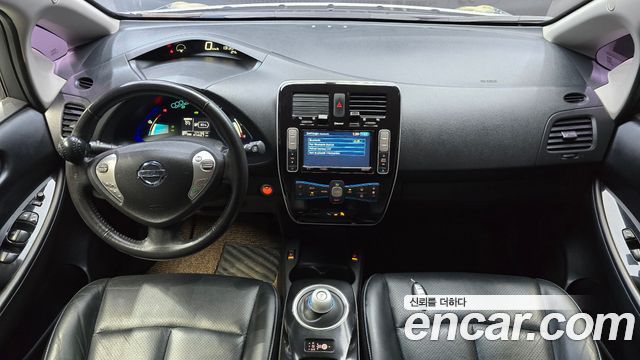 Nissan Leaf — interior