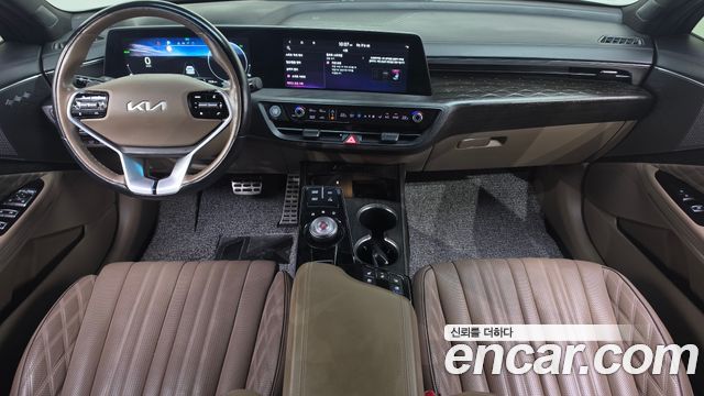 Kia K8 — interior