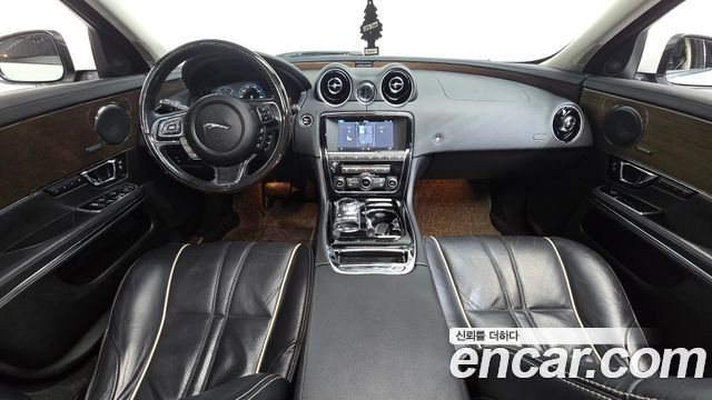 Jaguar XJ — interior