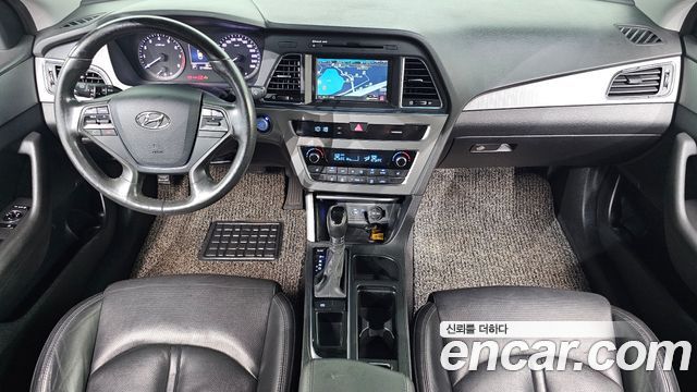 Hyundai Sonata — interior
