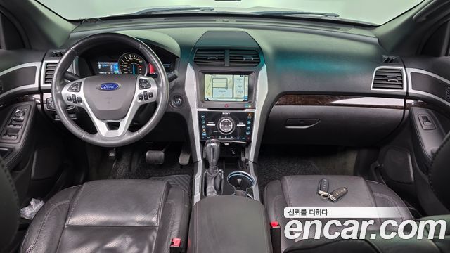 Ford Explorer — interior