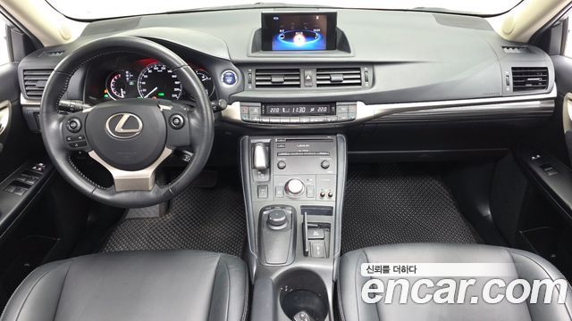 Lexus CT200h — interior