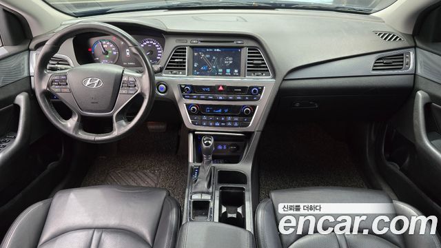 Hyundai Sonata — interior