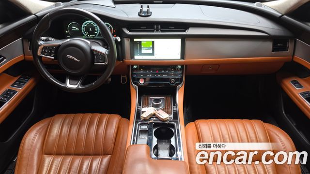 Jaguar XF — interior