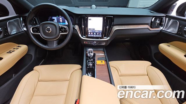Volvo V60 — interior