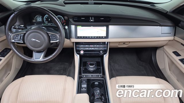 Jaguar XF — interior