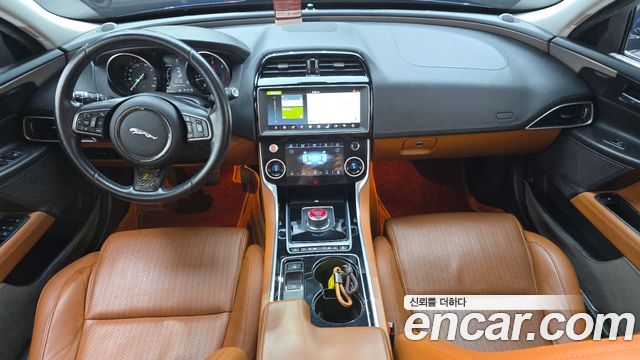 Jaguar XE — interior