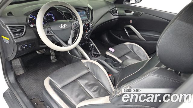Hyundai Veloster — interior