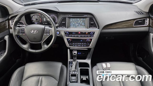 Hyundai Sonata — interior