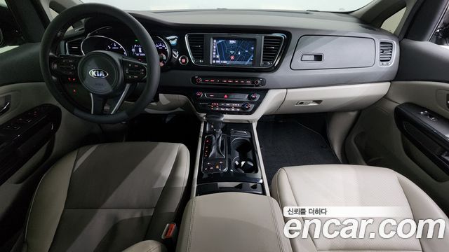 Kia Carnival — interior