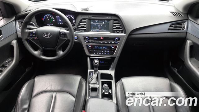 Hyundai Sonata — interior