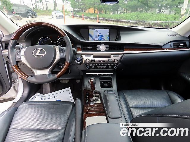 Lexus ES — interior